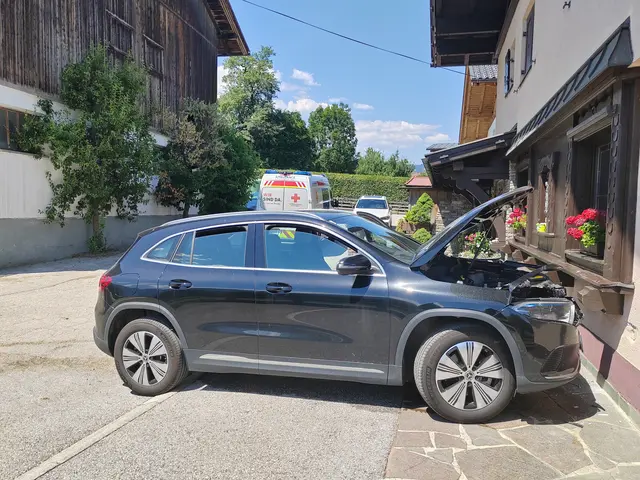 Mehrere Verkehrsunfälle haben sich am Donnerstag und in der Nacht auf Freitag in Tirol ereignet. Dabei wurden mehrere Menschen verletzt. Im Bild der Unfall in Fügen. | Foto: zoom.tirol