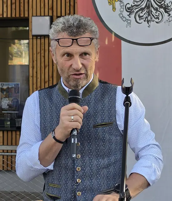 Baumeister Edwin Galler gab Einblick in die Vorbereitungen und Umsetzung des Projektes mit Großteil regionalen Unternehmen. | Foto: Anita Galler