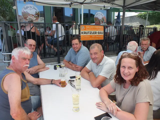 Den Besucherinnen und Besucher wurde zu Mittag Spanferkel serviert.  | Foto: Alena Kulman