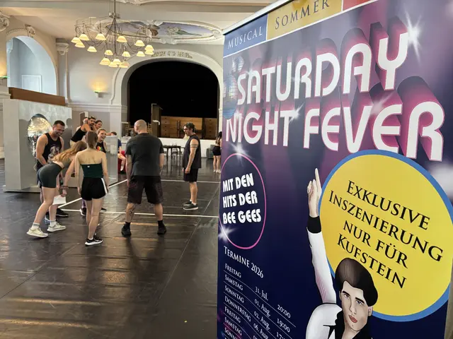 „Saturday Night Fever“ ist vom 31. Juli bis 16. August 2026 in der überdachten Festungsarena Kufstein zu erleben.  | Foto: MeinBezirk/Rebeiz