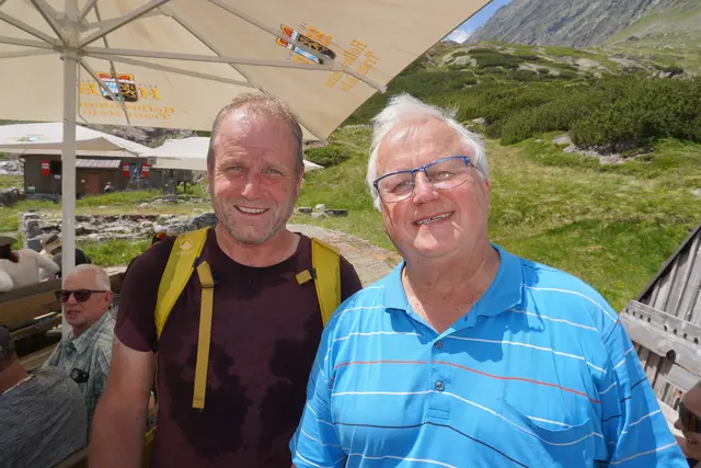 Chorleiter Leo Siller, zugleich Hüttenwirt der benachbarten Nürnberger Hütte, mit Diakon Helmut Zipperle (r.), der wie fast alle Ehrengäste zu Fuß auf den Berg kam. | Foto: Kainz