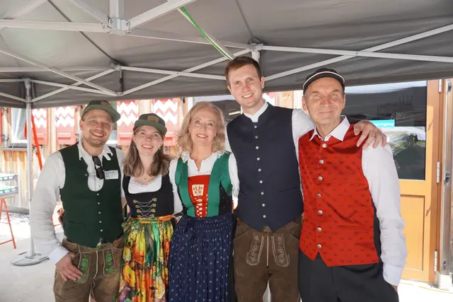 Der vormalige Hüttenwirt Sigmar Gleirscher, Sohn Simon, Gattin Susanne und Tochter Tamara mit Florian (v.r.) | Foto: Kainz