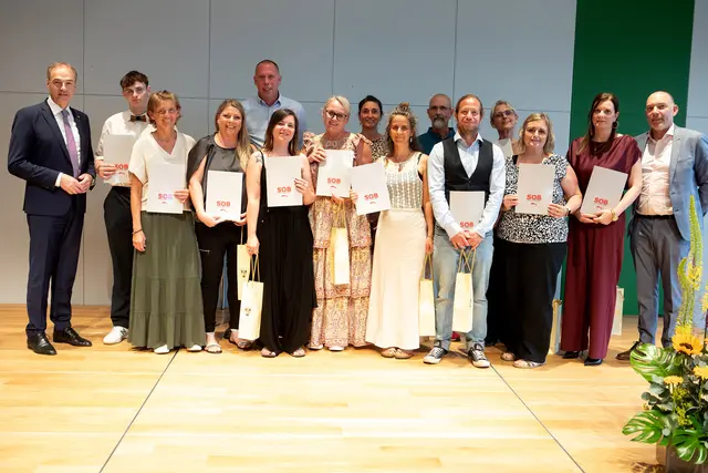 Soziallandesrat Leonhard Schneemann (links), Direktor-Stellvertreter Gerald Gamperl-Stecker (rechts) und Klassenvorstand Johannes Hauser (6. von rechts) überreichten die Diplome. | Foto: Landesmedienservice