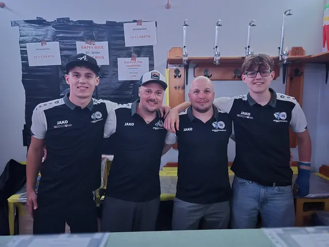 Laurin Hofbauer, Gerd Goldhahn, Obmann Rene Weyrer und Clemens Mitterböck versorgten die Gäste in der Bar mit Mischungen für Champions. | Foto: Julia Steyrer