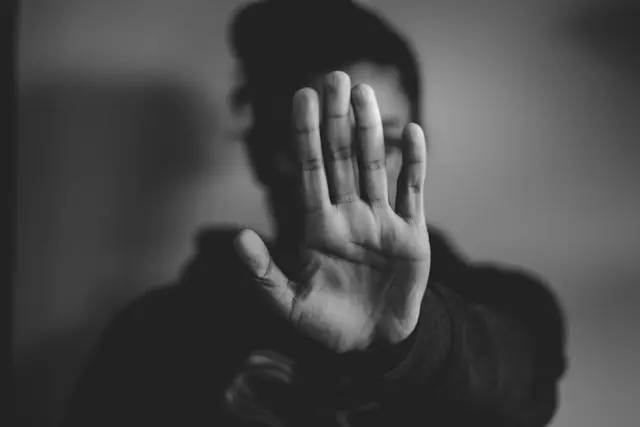 Um Gewalt zu beenden, braucht es meist Unterstützung. Im Notfall kann man sich beim Frauennotruf Innergebirg unter 0664/5006868 melden. | Foto: Nadine Shaabana/Unsplash