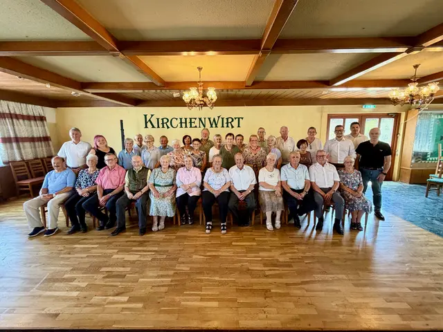 Die Jubilarinnen und Jubilare der Halbjahresfeier im Juni 2026 mit den Gratulanten rund um Bgm. Günter Müller. | Foto: Gemeinde St. Johann