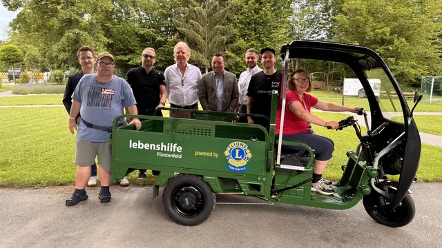 Freude bei Vorständen und Kunden der Lebenshilfe Fürstenfeld: Mitglieder des städtischen Lions Clubs überbrachten ein Tuk-Tuk. | Foto: Lebenshilfe Fürstenfeld