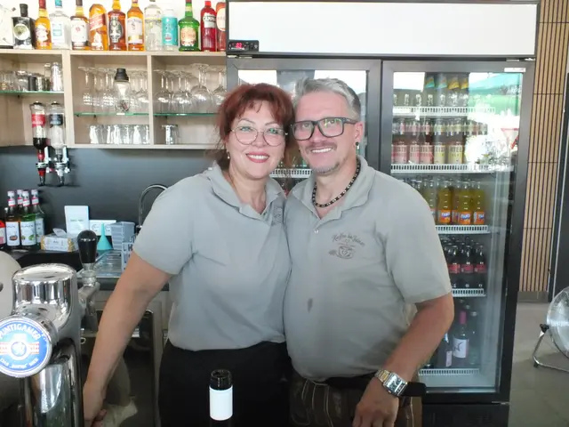 Betreiber János Bartalovics und seine Frau Mariann sind begeistert von der gelungenen Eröffnung ihres Cafés.  | Foto: Alena Kulman