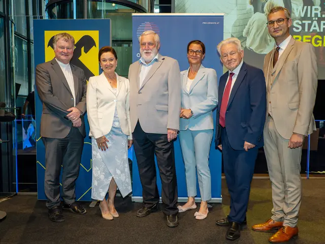 Von links: Bischof Manfred Scheuer, Sigrid Burkowski (RLB OÖ), Franz Fischler (frühere EU-Kommissar und österreichische Landwirtschaftsminister) Birgit Brunsteiner (Moderation),  Josef Pühringer (Vorsitzender der Sektion und Leiter des Arbeitsausschusses Pro Oriente Sektion Linz) und Florian Wegscheider (Sekretär des Arbeitsausschusses Pro Oriente Sektion Linz). | Foto: OÖ Seniorenbund/Robert Orthner