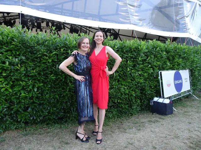 Nina Blum und Choreografin Kathleen Bauer