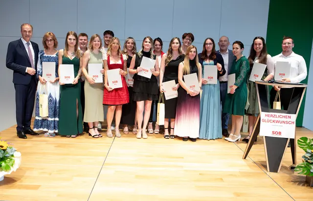 Soziallandesrat Leonhard Schneemann (links) und Direktor-Stellvertreter Gerald Gamperl-Stecker (4. von rechts) und Klassenvorstand Michaela aus der Schmitten-Herlicska (7.v.r.) überreichten die Diplome. | Foto: Landesmedienservice