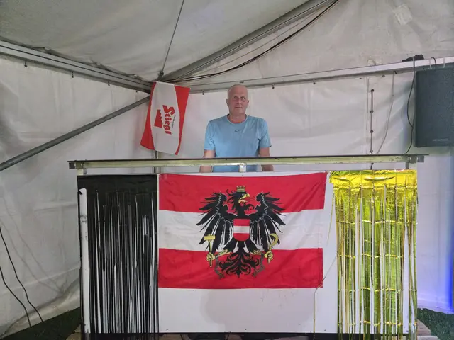DJ Mike sorgte beim Halbjahres-Silvester im Zelt für beste Stimmung. | Foto: Julia Steyrer