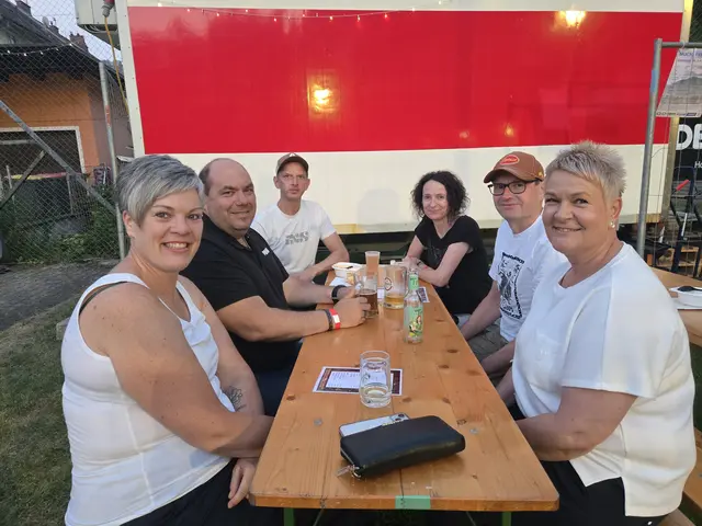Alex, Maxl, Rainer, Susi, Robert und Sabine verbrachten einen stimmungsvollen Sommerabend beim Halbjahres-Silvester des SV Hohenberg. | Foto: Julia Steyrer