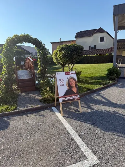 Damit's die Wähler nicht vergessen: Kahr-Werbung vor Wahllokalen. | Foto: MeinBezirk