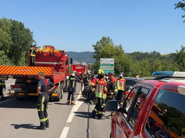 Die Einsatzkräfte sicherten die Unfallstelle ab und führten die Bergung der beiden beschädigten Fahrzeuge durch. | Foto: DOKU-NÖ