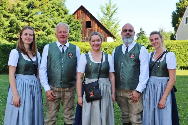 Obmann Manfred Hiebaum und Kapellmeister Willi Berghold mit Musikerinnen und Marketenderin in der neuen Tracht der Jugendkapelle Fernitz-Mellach. | Foto: Edith Ertl