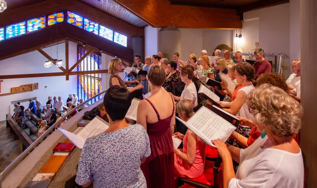 Der Flugfelder Kirchenchor CANTonio unter der Leitung von Andrea Schneider auf der Empore des neuen Kirchenraumes der Illmitzer Kirche