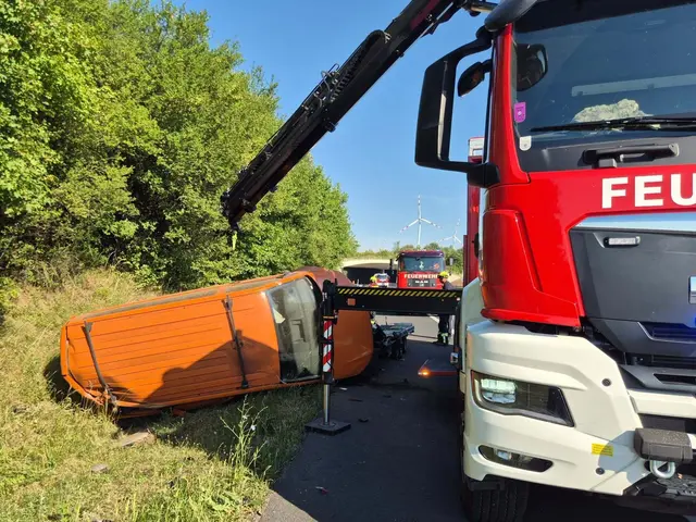 Die Feuerwehr Neusiedl am See barg den verunfallten Kleinbus sowie den beschädigten Anhänger und stellte beide gesichert ab. | Foto: FF Neusiedl am See