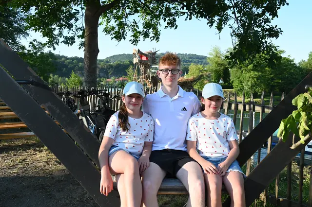 Mia, Simon und Miriam sind vom Nibelungendrachen begeistert | Foto: Gerlinde Siebenhandl