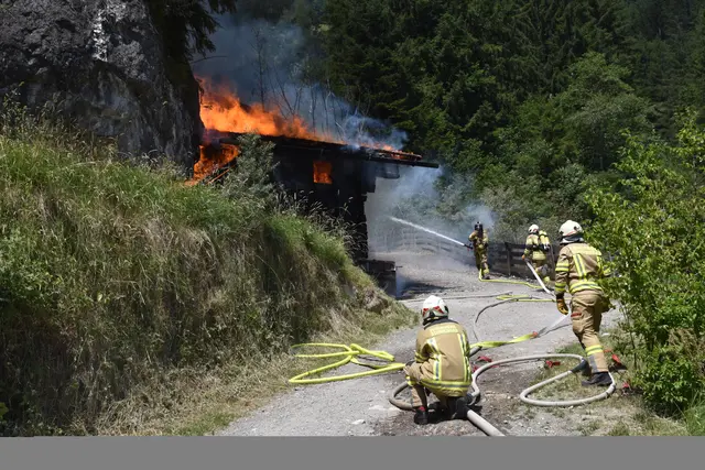 Brand in Schwendau: Die Feuerwehren versuchten durch einen massiven Löschangriff die Flammen zu löschen. | Foto: ZOOM.Tirol