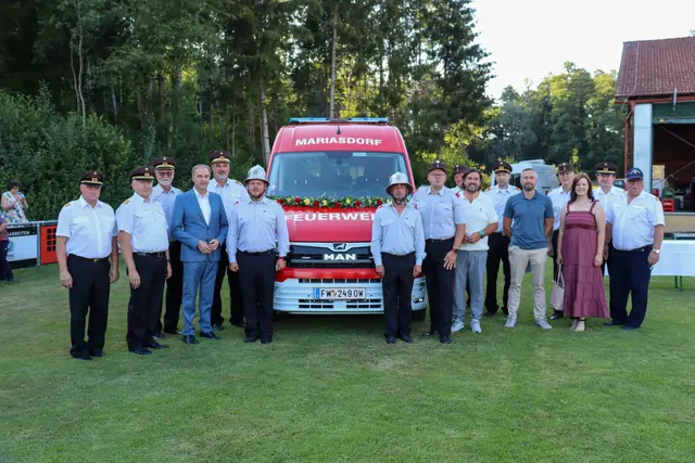 Die Feuerwehr Mariasdorf erhielt ein neues Kommandofahrzeug, das im Rahmen des Festakts auch gesegnet wurde. | Foto: Bezirksfeuerwehrkommando Oberwart/Alexander Flaschberger