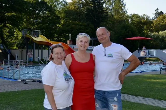 55 Jahre Parkbad Seebenstein- Baden bis Mitternacht war eine vollkommene Ergänzung zu den derzeit herrschenden hochsommerlichen Temperaturen.
Bürgermeisterin Marion Wedl mit Gemeinderätin Monika Hasieber und Bauhofleiter Christian Brenner. | Foto: Elisabeth Peinsipp