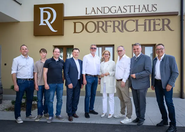 Landeshauptfrau Johanna Mikl-Leitner zu Besuch im Landgasthaus Dorfrichter in St. Valentin. | Foto: NLK Pfeffer