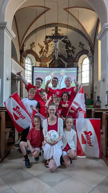 Pfarrer P. Clemens und sein Seelsorgeteam luden zum außergewöhnlichen Public Viewing in die Georgs-Kirche ein. | Foto: Diözesansportgemeinschaft/Kopper