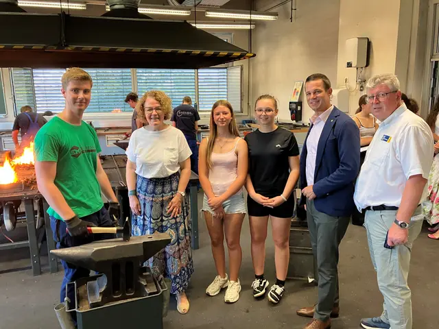 Bildungs-Landesrätin Christiane Teschl-Hofmeister, Angelina Zwerger und Julia Bräuer von der MS Strengberg,  Bildungsdirektor Karl Fritthum und Direktor Ewald Übellacker mit einem Lehrling. | Foto: Hansy