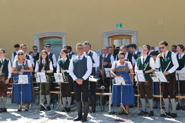 Die Musikkapellen Allerheiligen bei Wildon und Wildon umrahmten den Gottesdienst und spielten zum Frühschoppen auf. | Foto: Edith Ertl