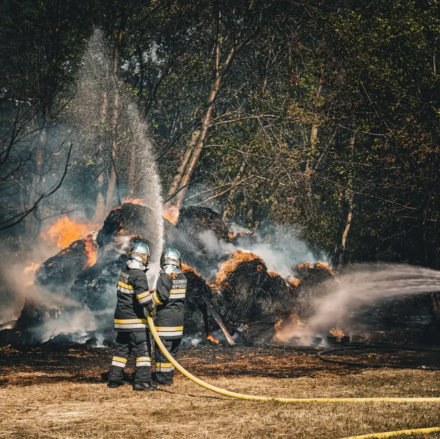Über acht Hektar Acker- und Waldfläche sowie eine Strohtriste gerieten in Brand. | Foto: Feuerwehr Oberpullendorf