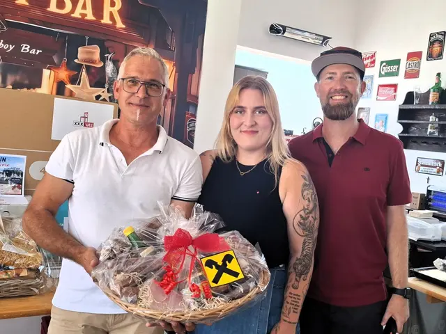 Die Gewinnerin des Schätzspiels, Marlen Lippitz mit Stadtrat Michael Gajschek und Vizebürgermeister Dominik Stuck.