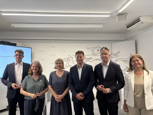 Die Wahl ist geschlagen: Philipp Pointner (NEOS), Elke Kahr (KPÖ), Judith Schwentner (Grüne), René Apfelknab (FPÖ), Kurt Hohensinner (ÖVP) und Doris Kampus (v. l.)