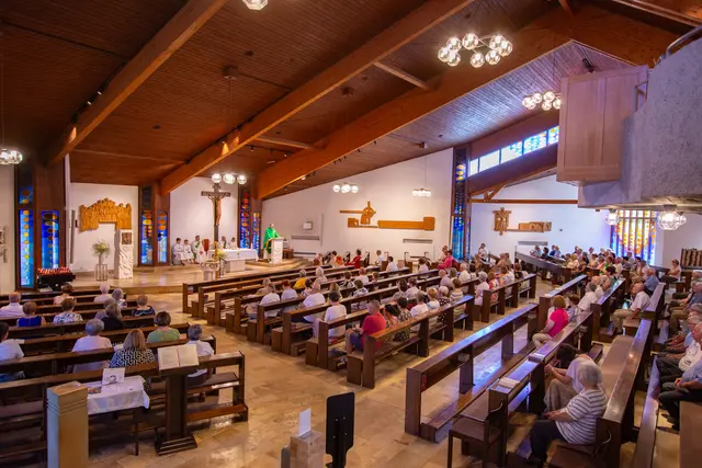 Der gut besuchte Sonntagsgottesdienst in der neuen Illmitzer Kirche
