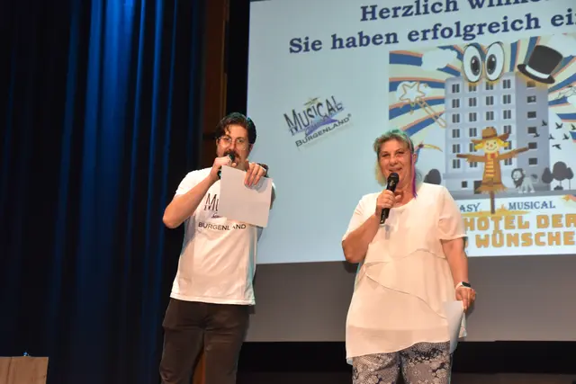 Regisseur Robin Zapfel und Obfrau sowie Autorin Edda Adamovics begrüßten die Gäste. | Foto: MeinBezirk/Michael Strini