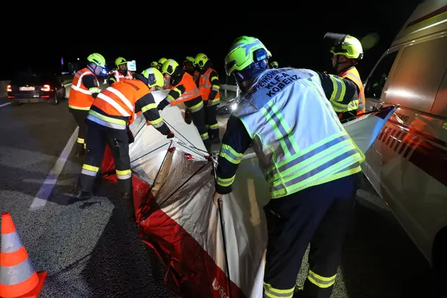Die Feuerwehren bei der Arbeit.