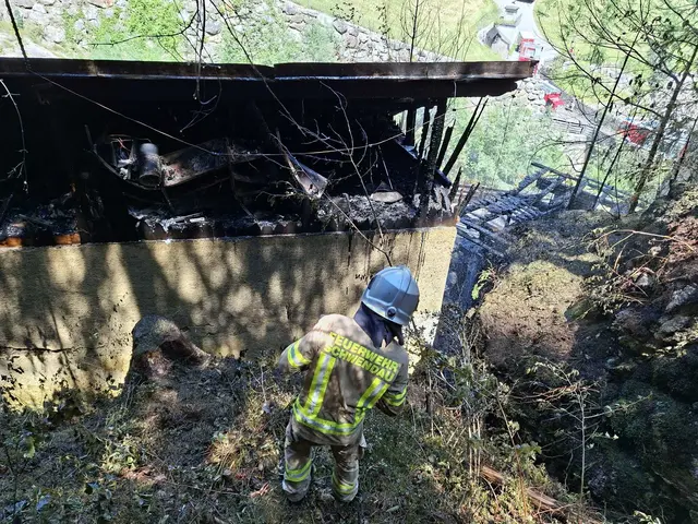 Das Feuer konnte zusehends unter Kontrolle gebracht werden. | Foto: ZOOM.Tirol