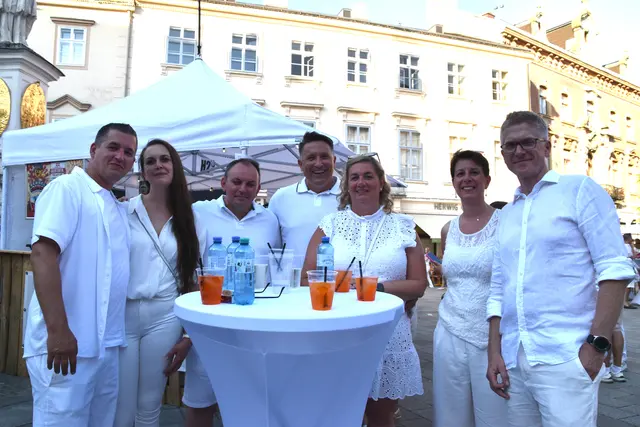 Gut gelaunt am Hauptplatz: Walter, Brigitte., Kristian, Erwin, Michaela, Christiane, Andrea. | Foto: Mirjam Preineder