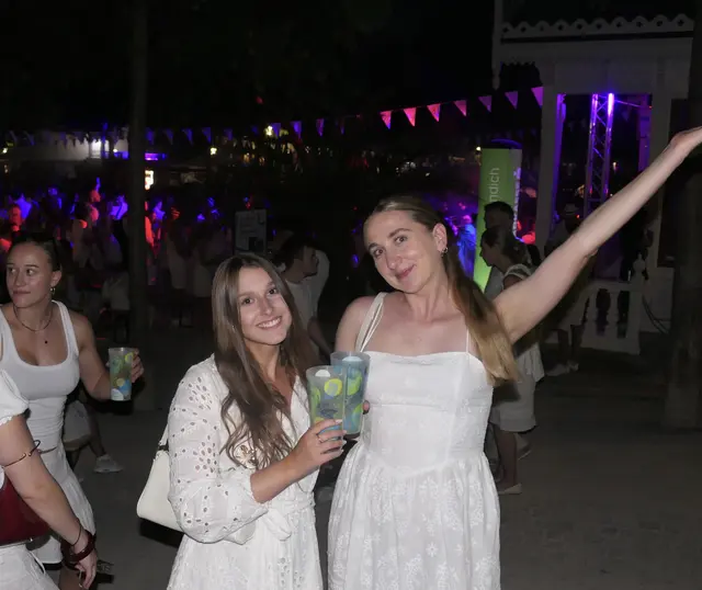 Selina und Lena aus Wien begeistert vom Fest in Weiß | Foto: Jona Brodhagen