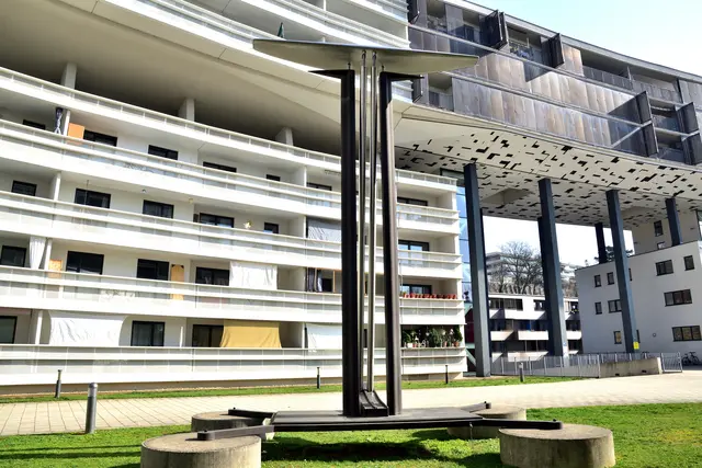 Skulptur "Botschaft aus Atlantis" von Albrecht Fürthner inmitten einer Wohnhausanlage in Wien-Liesing. | Foto: Hans-Peter Kriener