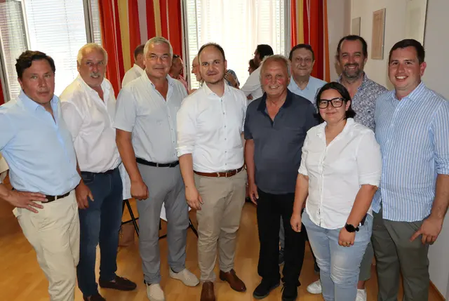 Eine Abordnung der Marktgemeinde mit Bürgermeister Karl Bohnstingl war bei Peter Fürnschuß und Riccardo Reiterer (3. bis 5.v.l.) | Foto: Gerhard Langmann