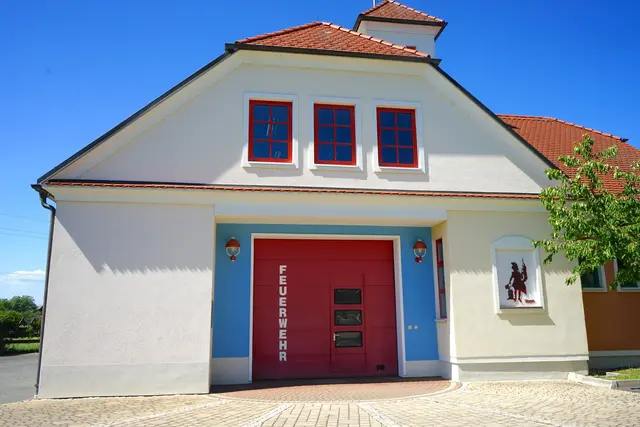 Mit dem frischen Fassadenanstrich präsentiert sich das Feuerwehrhaus Heugraben nun in einem neuen Erscheinungsbild. | Foto: Elisabeth Kloiber/MeinBezirk