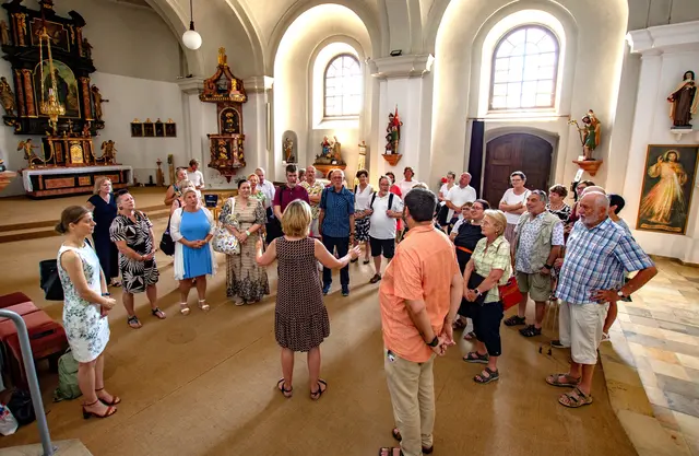 Mit einem Ständchen im alten Kirchenraum bedankte sich die Chorgemeinschaft für die Ausführungen des Ortspfarrers Günter Maria Schweifer