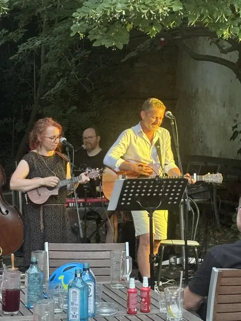Gitarre, Ukulele, "Quetschn", Keyboard und Bass begleiteten die beiden großartigen Sänger | Foto: Lukas Leidenfrost