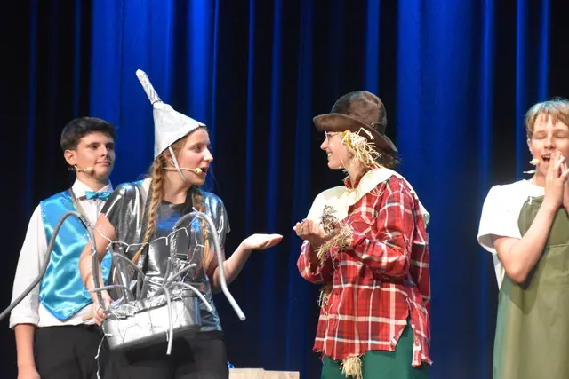 Oberkellner Alessandro Unger, "Lore" Iris Schneider, Vogelscheuche Marina Oswald und Kellermeister Leon Weber | Foto: MeinBezirk/Michael Strini