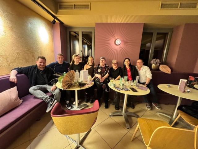Selina ist tagtäglich dankbar für die Unterstützung ihrer Familie und Freunde. Familienfoto nach der Theaterpremiere vom Stück „Adern“ im Gold und Pech 
Theater. | Foto: Jula Zangger