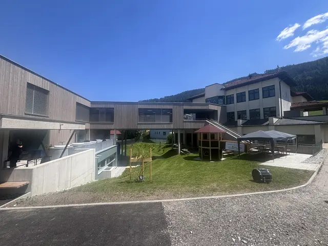 Das moderne Gebäude vereint Kindergarten, Kinderkrippe und Kinderhort unter einem Dach. | Foto: Kendlbacher