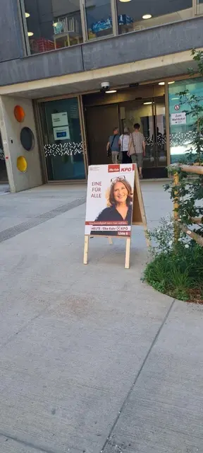 Genau das sollte es laut Fairnessabkommen eigentlich nicht geben: Plakate vor Wahllokal. | Foto: MeinBezirk