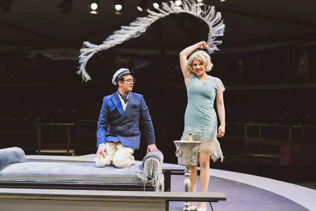 Federboas, Fransen und Nadelstreifen lassen die glamourösen Roaring Twenties auf der Bühne wieder aufleben. | Foto: Martin Hesz/Jenni Koller