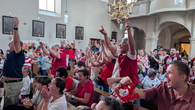 Gemeinsam mitfiebern statt stille Andacht: Das Public Viewing sorgte für beste Stimmung in der Georgs-Kirche in Horn. | Foto: Diözesansportgemeinschaft/Kopper